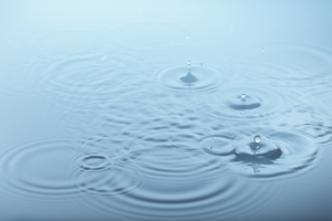 雨の日のだるさを感じる妊活中の女性と体調を整える東洋医学的セルフケアのイメージ