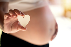 妊娠中のつわりや腰痛に鍼灸が効果的で安全とされる理由を解説