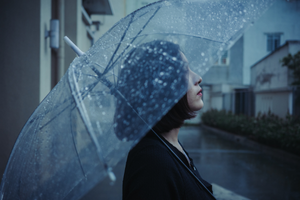 雨の日でも快適に過ごすための東洋医学的セルフケアを実践する女性のイメージ