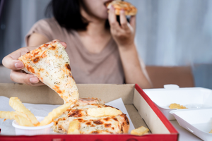 生理前に過食する女性の画像